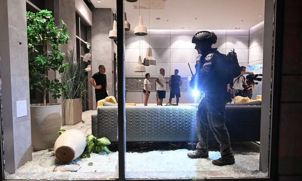  An Israeli police officer inspects the damage to a residential building caused by a rocket fired towards Israel from Lebanon, amid cross-border hostilities between Hezbollah and Israel, in Haifa, Israel, October 7, 2024. Photo: Reuters 
