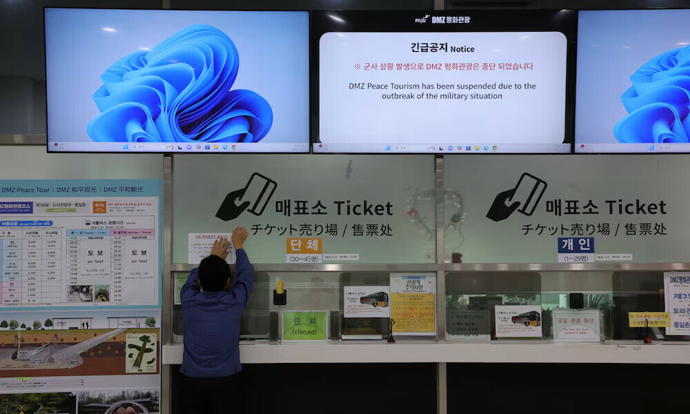 A man attaches a notification of suspension of DMZ tour program at the Imjinkak pavilion, near the demilitarized zone (DMZ) which separates the two Koreas in Paju, South Korea, October 15, 2024. Photo: Reuters
