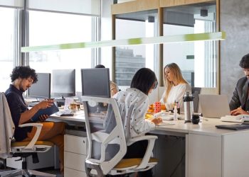 4 mistakes to avoid making when interacting with coworkers, according to an etiquette coach