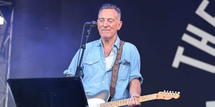 A month from Election Day, Hollywood's who's who is lining up to endorse Kamala Harris