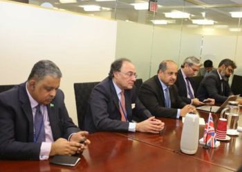 Aurangzeb speaks to investors