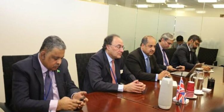 Aurangzeb speaks to investors