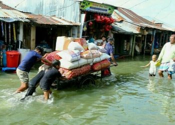 Deadly floods swamp India, Bangladesh