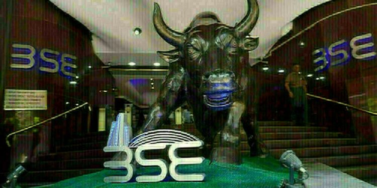 IT, banks boost Indian shares; domestic inflation data eyed