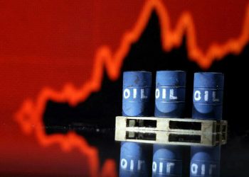 Oil retreats, but heads for weekly climb on potential Mideast supply disruption