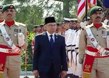 Pakistan’s PM Honors Malaysian Prime Minister with Guard of Honor