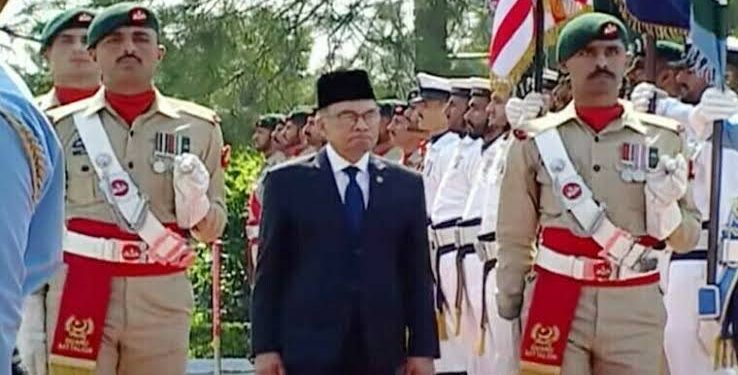 Pakistan’s PM Honors Malaysian Prime Minister with Guard of Honor