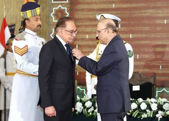 President Asif Ali Zardari Awards Nishan-e-Pakistan to Malaysian PM
