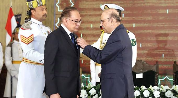 President Asif Ali Zardari Awards Nishan-e-Pakistan to Malaysian PM