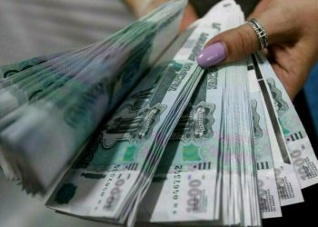 Russian rouble continues to weaken vs US dollar