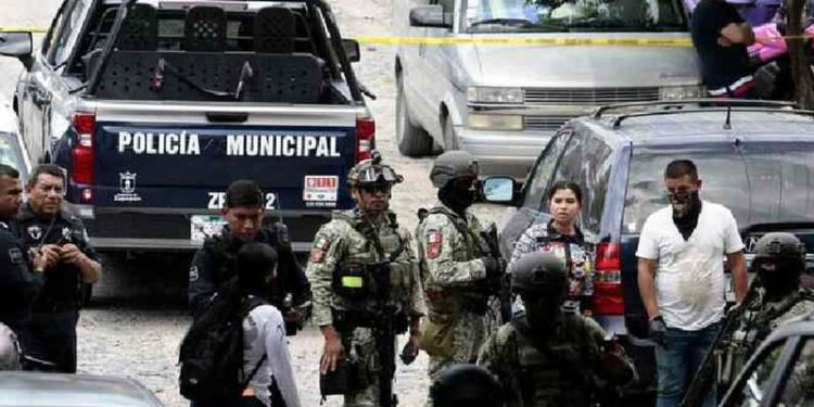 Six migrants killed by Mexican soldiers during highway chase