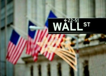 Wall St steady as investors favor small caps over Big Tech; banks rally