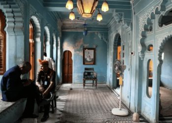 Indian rival royal factions clash outside palace