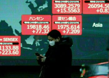 Most Asian markets drop, dollar gains as Trump fires tariff warning