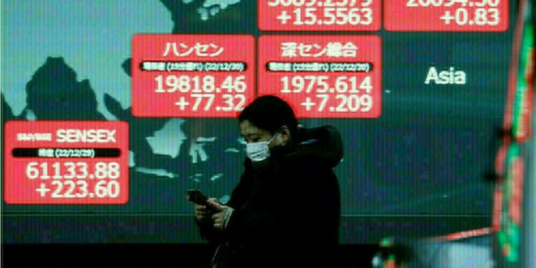 Most Asian markets drop, dollar gains as Trump fires tariff warning