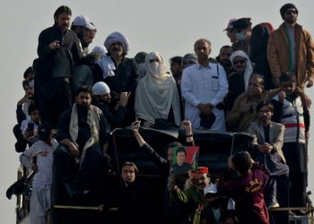 PTI protesters reach D-Chowk amid intense tear gas shelling