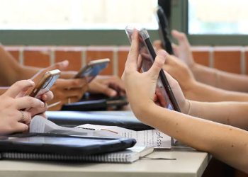 Punjab Bans Cell Phone Use for Students and Teachers in All Schools and Colleges