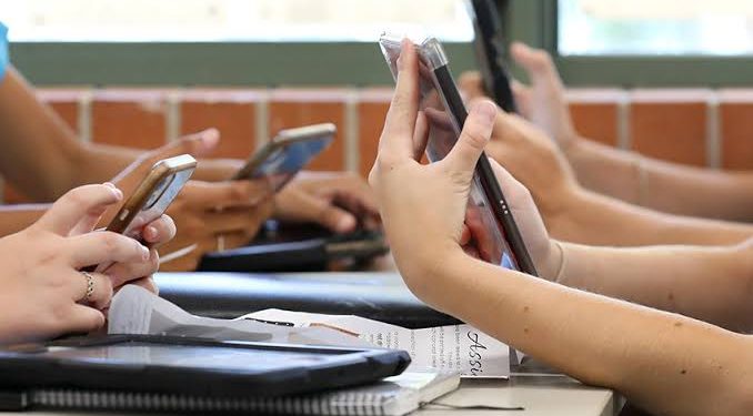 Punjab Bans Cell Phone Use for Students and Teachers in All Schools and Colleges
