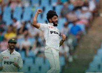 South Africa Bowled Out for 301, Sets a 90-Run Lead Over Pakistan