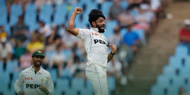 South Africa Bowled Out for 301, Sets a 90-Run Lead Over Pakistan