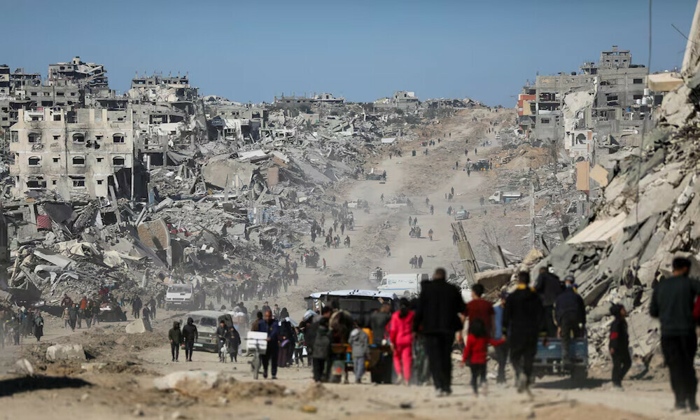  Palestinians make their way past the rubble of destroyed houses and buildings, following a ceasefire between Israel and Hamas, in Jabalia in the northern Gaza Strip. Photo: Reuters 