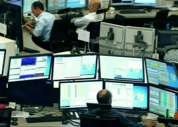 European shares dip as bond yields stay high ahead of US jobs data