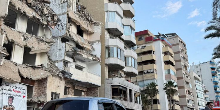 Israel warns Lebanese against returning to area at border