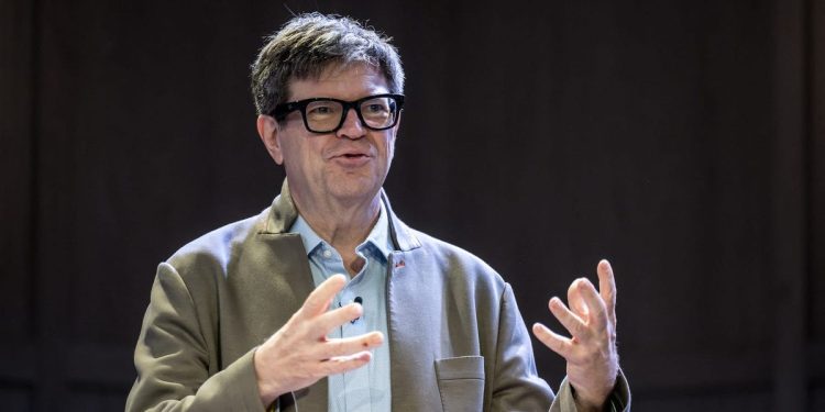 Meta's chief AI scientist says DeepSeek's success shows that "open source models are surpassing proprietary ones"