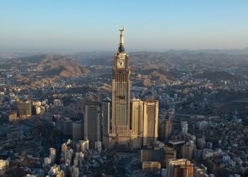 Saudi Arabia allows foreigners to invest in firms with property in Makkah, Medina