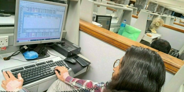 Selling persists, KSE-100 down over 1,400 points following SBP rate cut