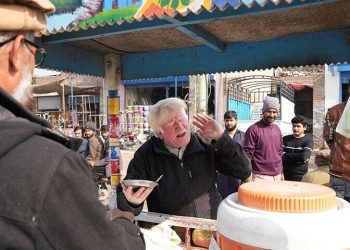 Trump look-alike sings to sell pudding in Sahiwal