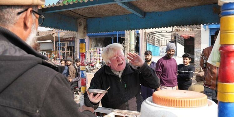 Trump look-alike sings to sell pudding in Sahiwal