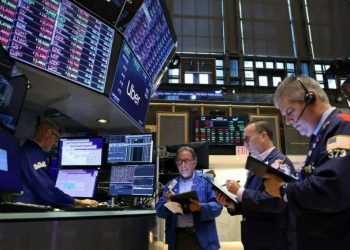 US stocks edge higher on rebound in chip stocks