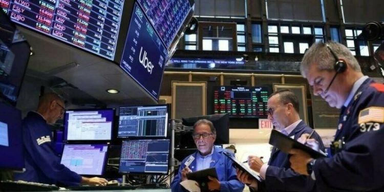 US stocks edge higher on rebound in chip stocks