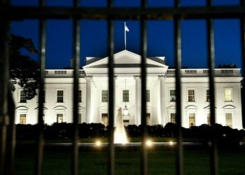 White House offers to pay federal employees through September to quit now