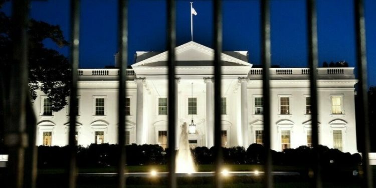 White House offers to pay federal employees through September to quit now