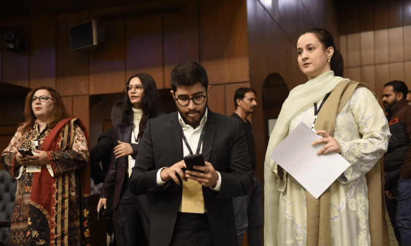  Event host Yusra Askari is on stage. — Breathe Pakistan 