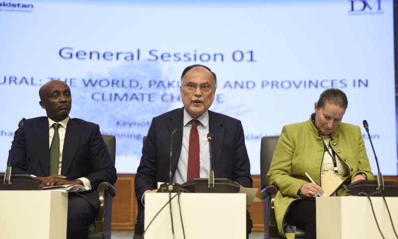  Mohamed Yahya, Ahsan Iqbal, and Valerie Hickey at the Breathe Pakistan conference. — Tanveer Shahzad / Mohammad Asim 
