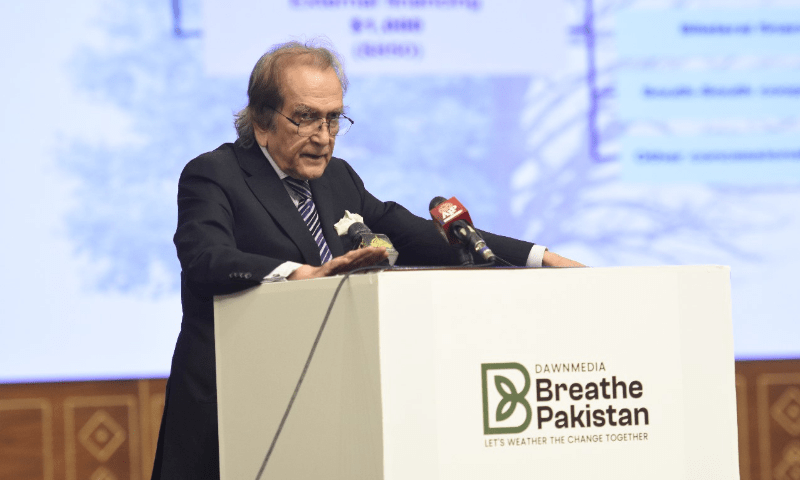 Ex-SBP governor Salim Raza speaking at Breathe Pakistan. — Tanveer Shahzad/Mohammad Asim
