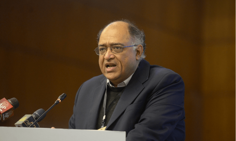  Lums VC Ali Cheema speaking at Breathe Pakistan. — Tanveer Shahzad/Mohammad Asim 