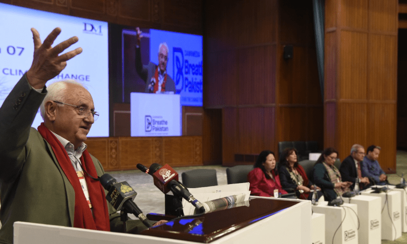  Kanak Mani Dixit, the founder and editor of <em>Himal Nepal</em>, addresses Breathe Pakistan conference. — Tanveer Shahzad/Mohammad Asim 