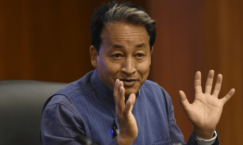  Indian engineer Sonam Wangchuk speaks at a panel discussion at Breathe Pakistan. — Tanveer Shahzad/Mohammad Asim 