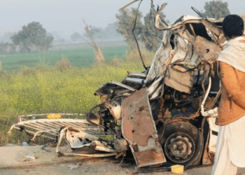 5 dead, 10 injured as van, trailer collide in Sindh’s Shaheed Benazirabad district