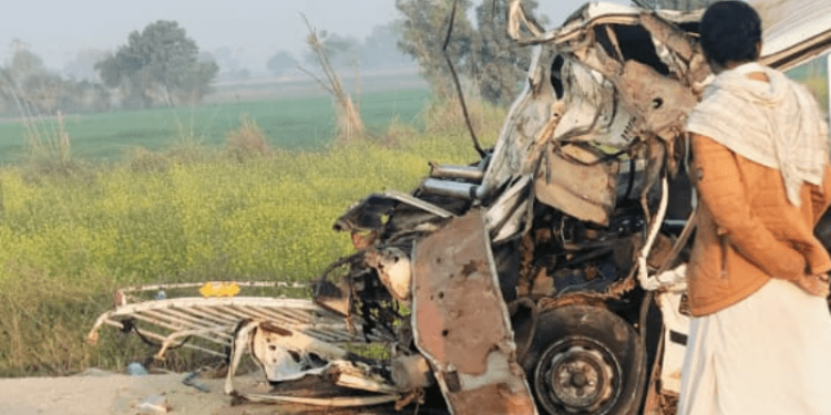 5 dead, 10 injured as van, trailer collide in Sindh’s Shaheed Benazirabad district