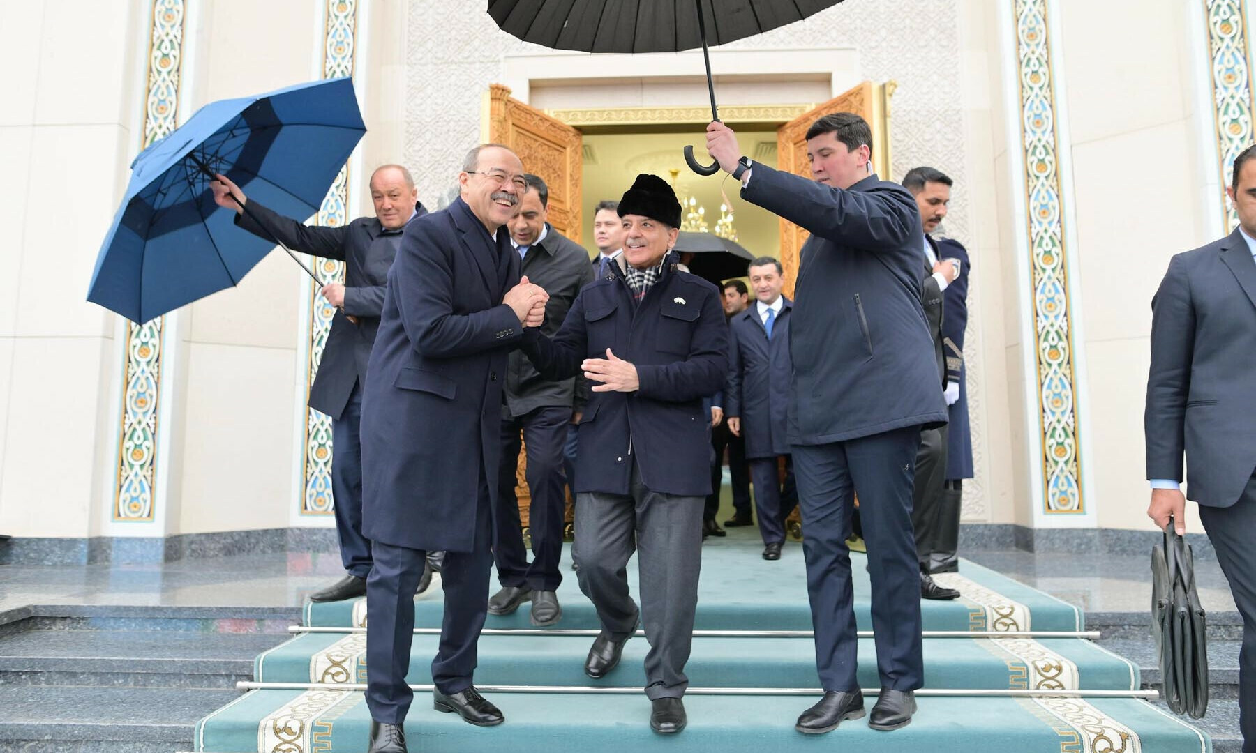  Uzbekistan’s Prime Minister Abdulla Nigmatovich Aripov welcomes PM Shehbaz Sharif upon his arrival in Tashkent, Uzbekistan on Feb 25, 2025. — PID 