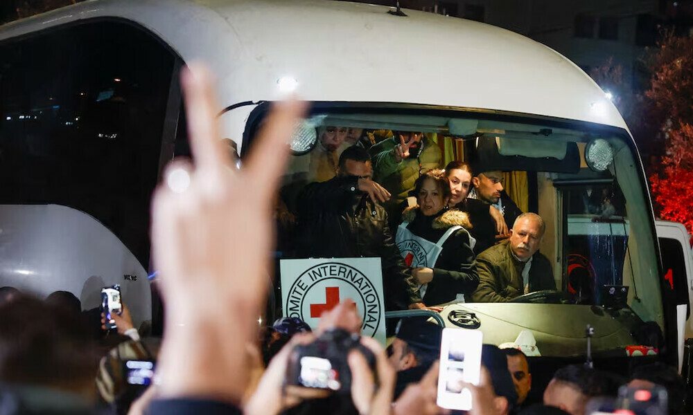  People gather to greet freed Palestinian prisoners, after they were released from an Israeli jail as part of a hostages-prisoners swap and a ceasefire deal in Gaza between Hamas and Israel, in Ramallah, in the Israeli-occupied West Bank, February 27, 2025. Photo: Reuters 