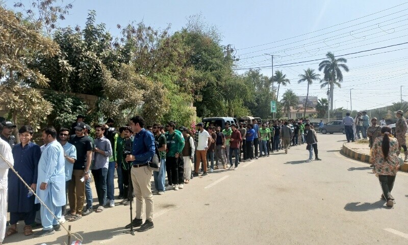 Undeterred by the scorching sunlight, fans eagerly wait to enter the stadium. — Abyan Amir