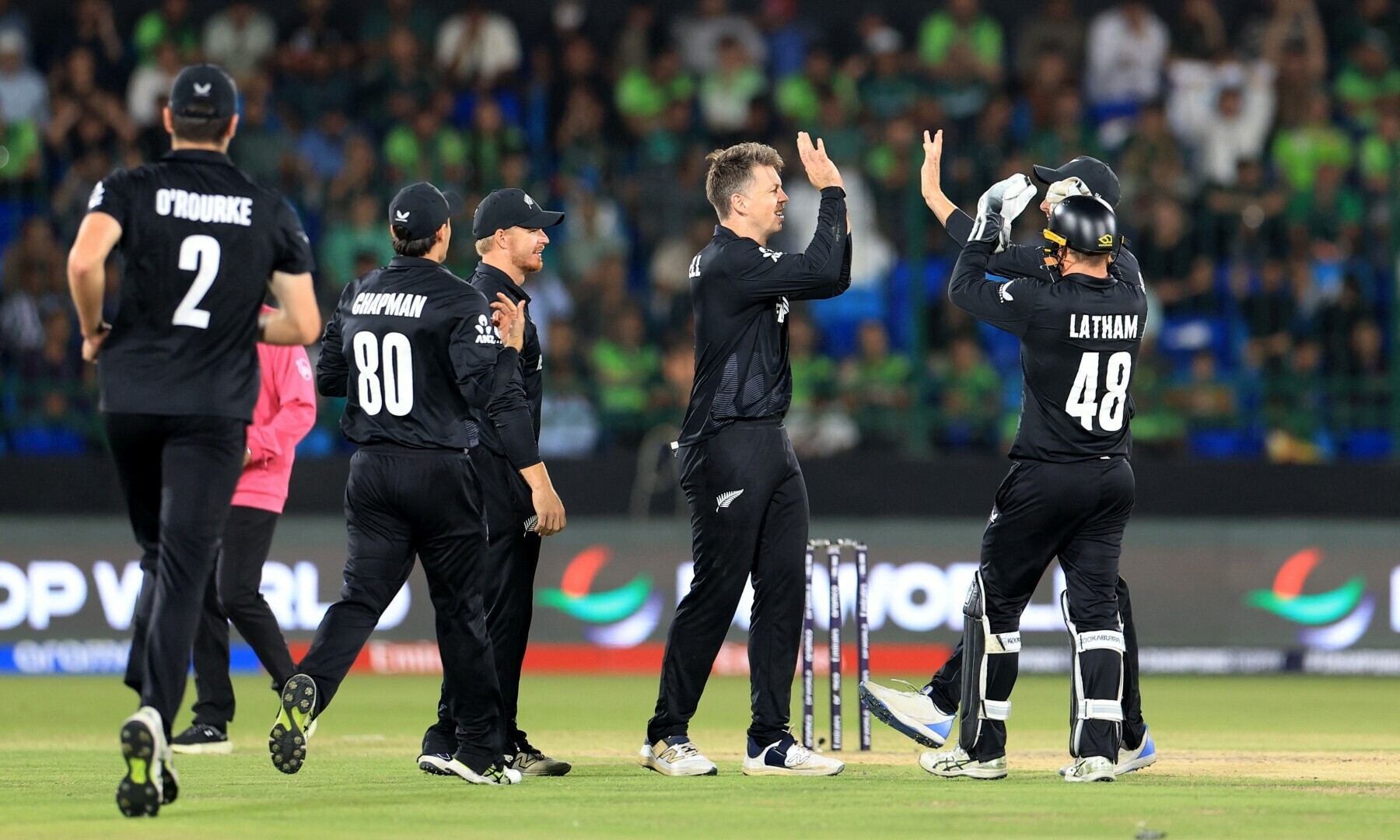  New Zealand’s Michael Bracewell celebrates with teammates after taking the wicket of Pakistan’s Fakhar Zaman. — Reuters 
