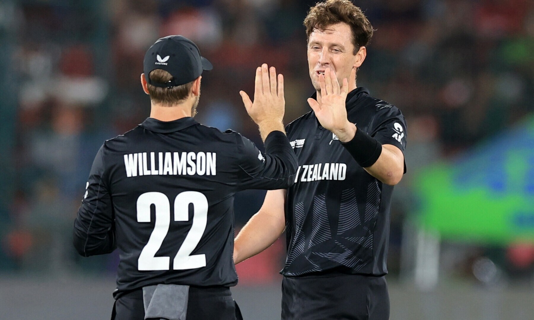  New Zealand’s Matt Henry celebrates with Kane Williamson after taking the wicket of Pakistan’s Shaheen Shah Afridi. — Reuters 