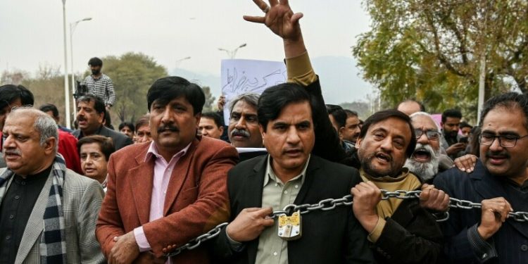 GB journalists protest ‘move to impose Peca’